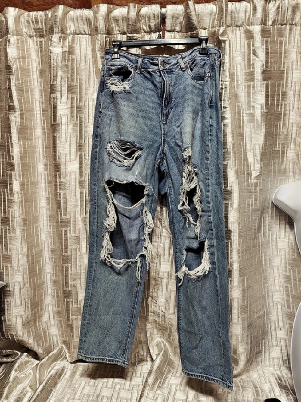 American Eagle Distressed Boyfriend Jeans in Blue